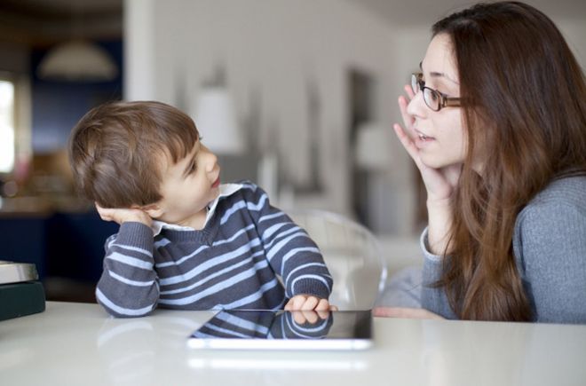 Mẹ nói chuyện với bé