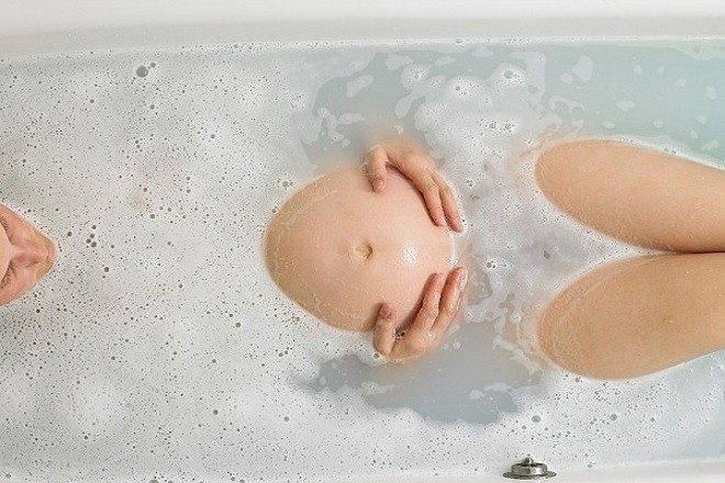 bà bầu đang ngâm bồn tắm