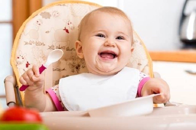Trẻ 9 tháng tuổi ăn dặm và cầm nắm mọi thứ dễ dàng hơn