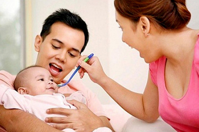 Bố mẹ cho trẻ 9 tháng tuổi ăn dặm