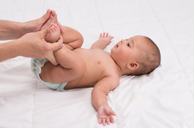Mẹ mặc tã cho bé 2 tháng