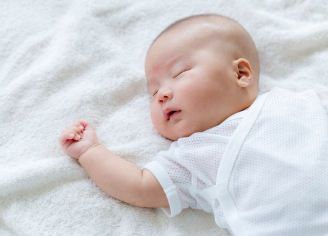 Bé ngủ nằm ngửa