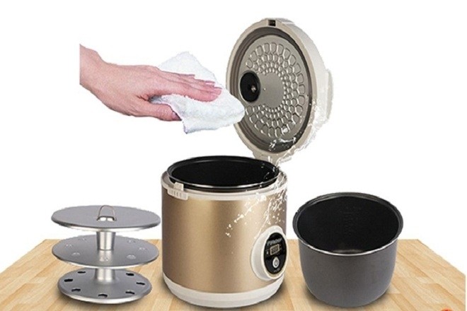 ưu điểm của máy làm tỏi đen sunca sf g100 là khay đựng tỏi làm bằng inox có khả năng chịu nhiệt rất tốt