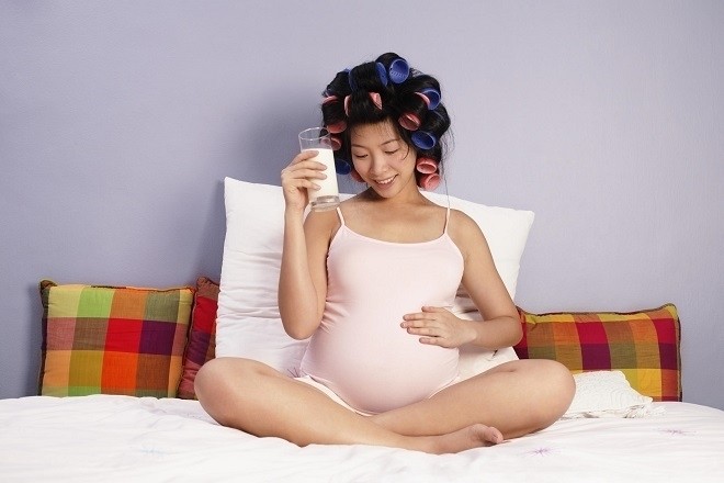 bà bầu uống sữa trên giường