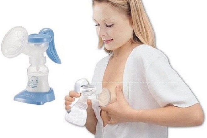 mẹ dùng máy hút sữa cầm tay kichilachi