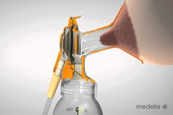 đặt ống hút sữa vào đầu ti