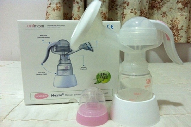 máy hút sữa unimom bằng tay UM880052 được thiết kế nhỏ gọn giúp các mẹ hút sữa dễ dàng thuận tiện