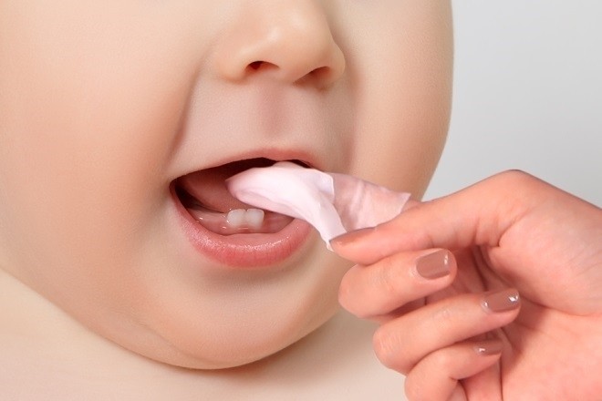 Mẹ vệ sinh lưỡi cho bé
