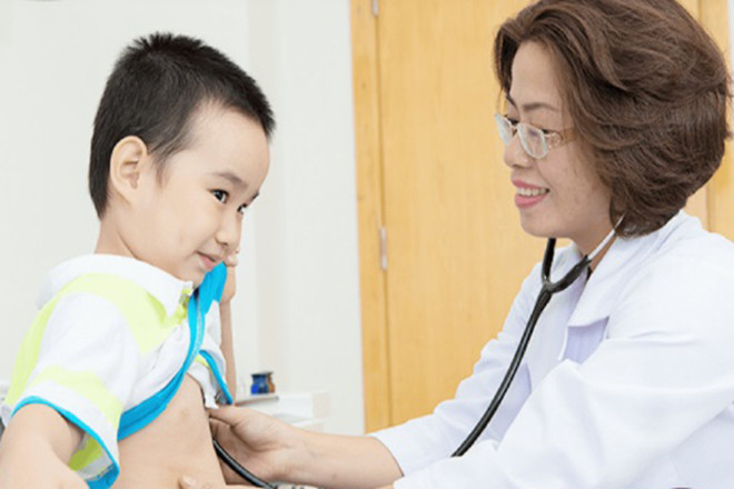 Bác sỹ khám bệnh cho trẻ