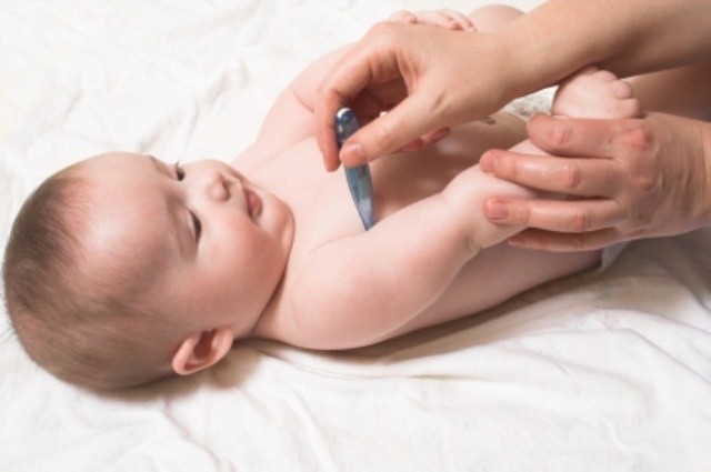 Khi thân nhiệt con quá cao bố mẹ cần đưa con đến bệnh viện ngay