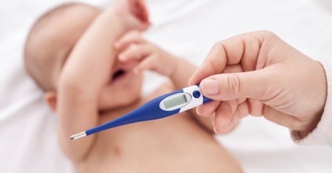 Nhiệt kế đo nhiệt độ cơ thể trẻ