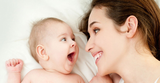 Mẹ và bé vui đùa