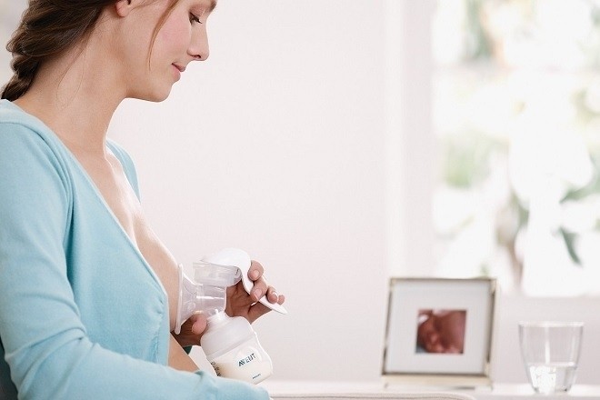 mẹ dùng máy hút sữa