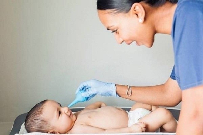 trước và sau khi hút mũi cho bé bố mẹ cần vệ sinh sạch sẽ máy hút mũi
