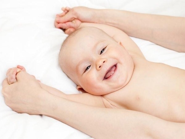 Mẹ giúp đưa tay bé lên xuống