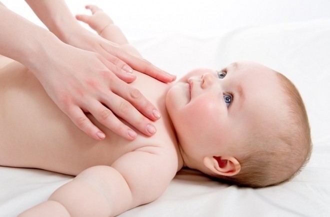 Mẹ massage cho bé