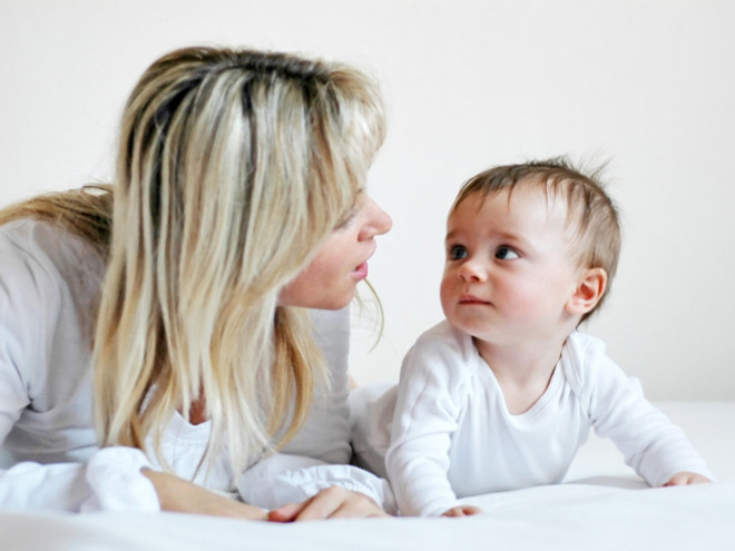 Mẹ trò chuyện với bé