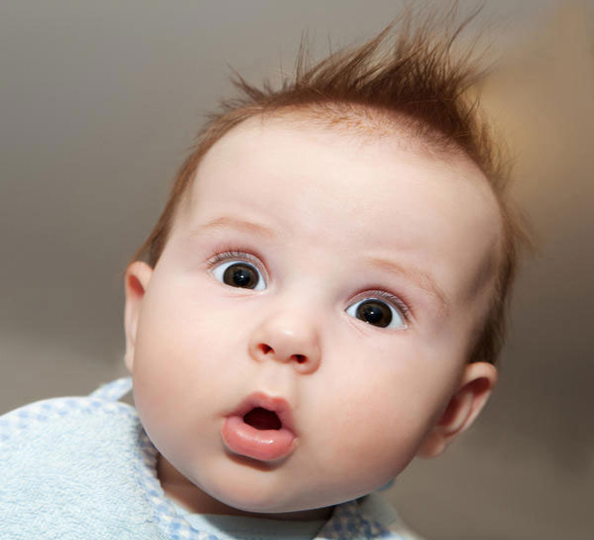 Bé tỏ vẻ ngạc nhiên