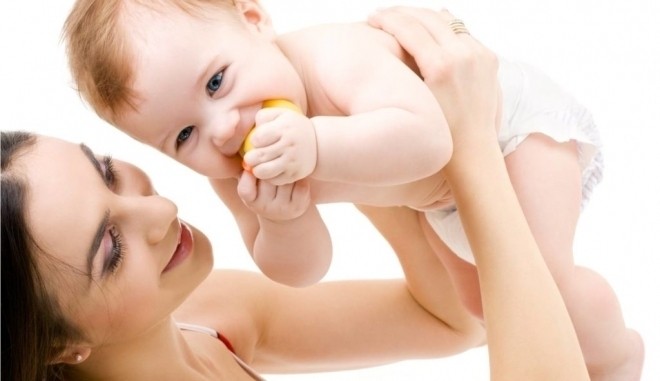 Bé cắn núm vú giả