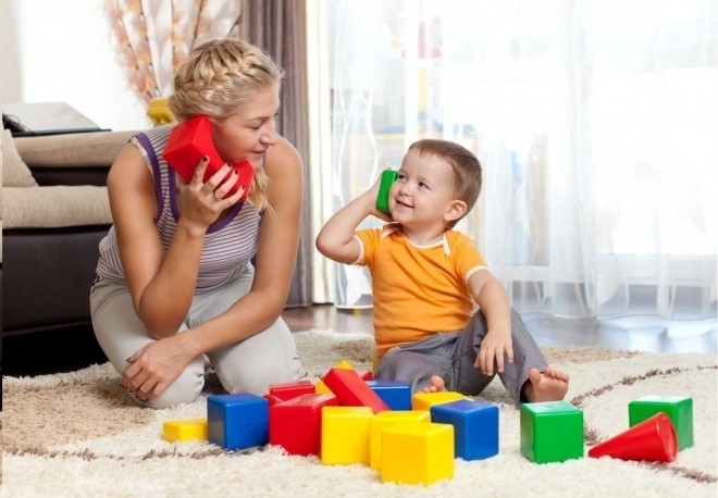 Trẻ bắt trước ngôn ngữ từ bố mẹ