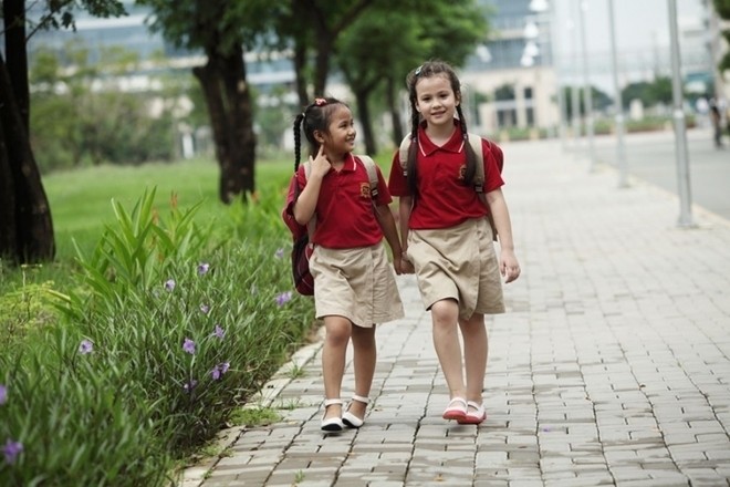 Con chơi với các nhóm bạn