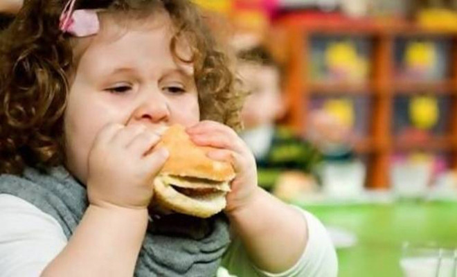 Bé gái đang ăn hambuger