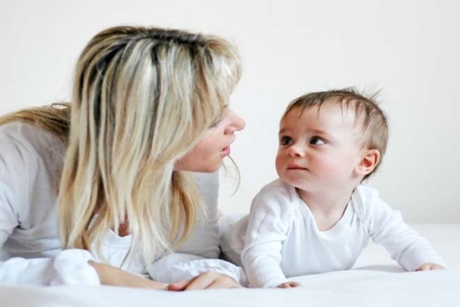 Mẹ trò chuyện với bé