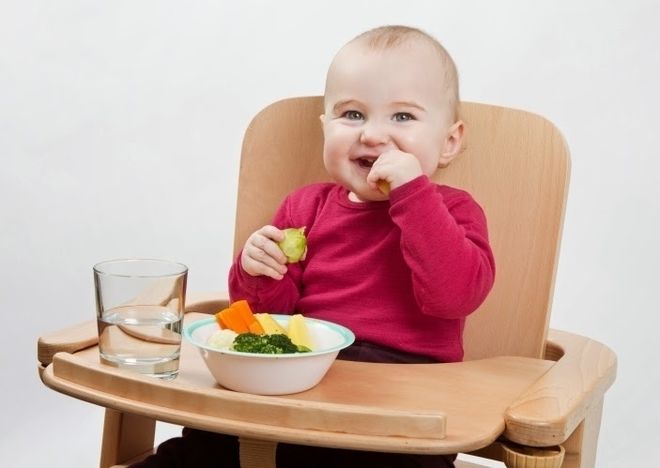 cho trẻ ăn nhiều thực phẩm tốt cho mắt