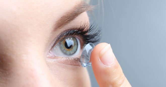 đeo kính áp tròng chữa cận thị