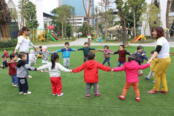 cho trẻ chơi ngoài trời