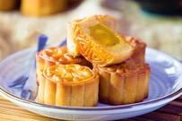 Bánh trung thu truyền thống nhân trứng muối hạt sen - đi tìm hương vị mới lạ trong giá trị quen thuộc
