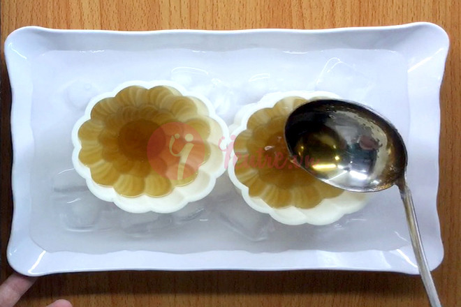 Đổ rau câu vào khuôn