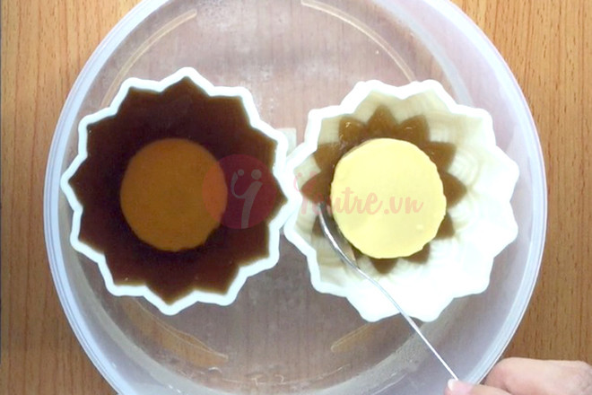 Cho bánh flan vào làm nhân