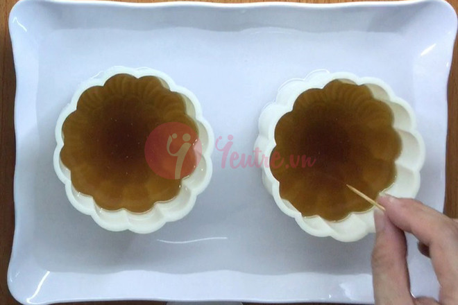 Dùng tăm xâm bề mặt rau câu