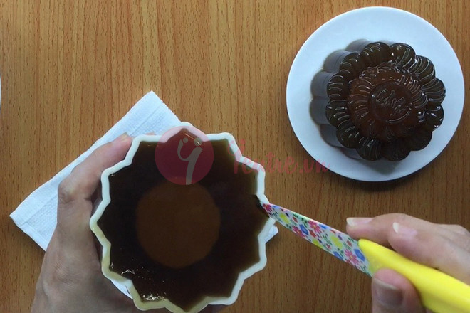 Lấy bánh trung thu nhân bánh flan ra khỏi khuôn