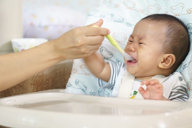 bé khóc bị ép ăn