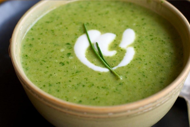 cháo ăn dặm thịt bò và súp lơ cho bé 11 tháng