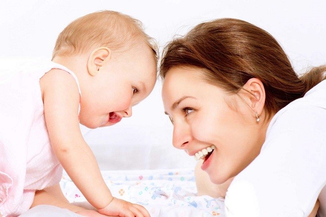mẹ chơi đùa với bé yêu