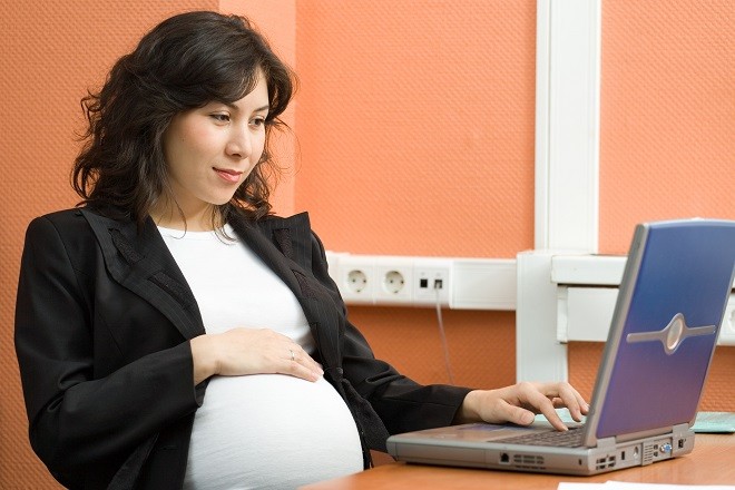 bà bầu lên web tìm kiến thức sinh con