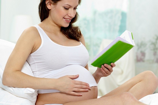 bà bầu đọc sách