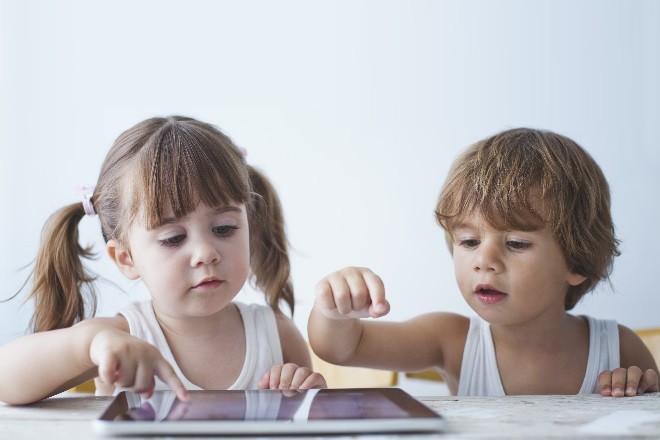 2 bé ngồi chơi ipad