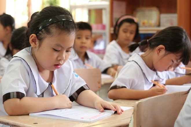 bé ngồi học trong lớp