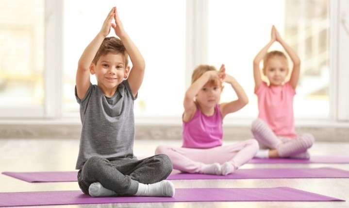 chống gù lưng vẹo cột sống ở trẻ bằng yoga