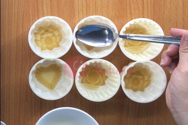 Đổ cánh và rau câu trong 1.4 khuôn