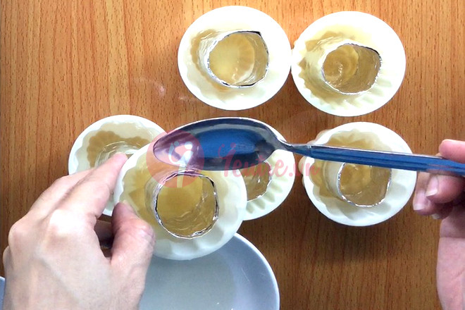 Đặt lõi và đổ rau câu 3.4 khuôn