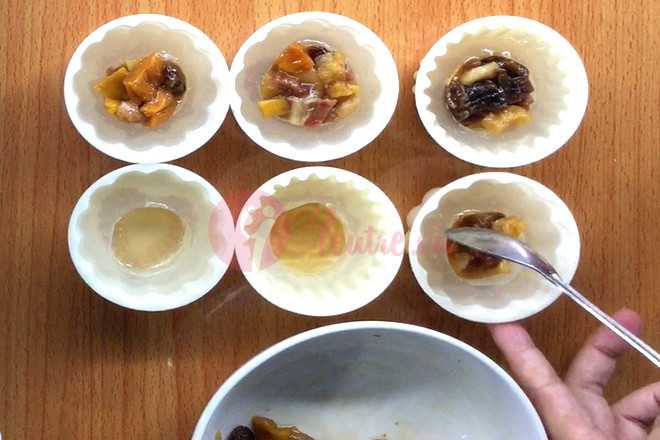 Cho nhân vào khuôn