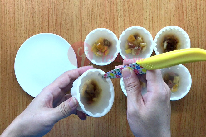 Tách bánh ra khỏi khuôn
