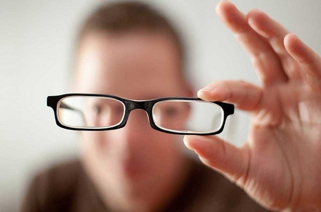 cậu bé để kính cận ở xa