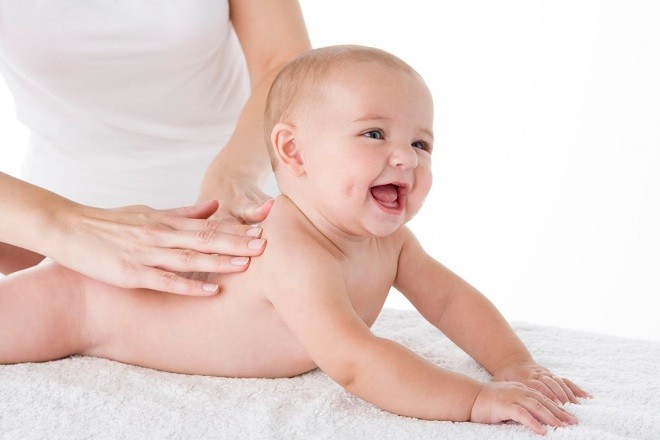 massage lưng bé sơ sinh