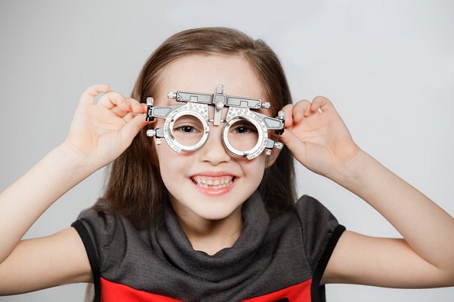 đo độ cận thị cho bé gái